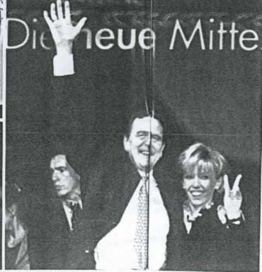 &ldquo;thanksgiving for you" SCHROEDER , Doris and supporter celebrate victory together in front the general headquarters of "SAD"
