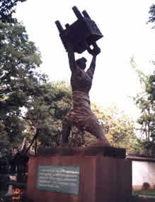 a sculpture called "Xiang Yu lift a tripod